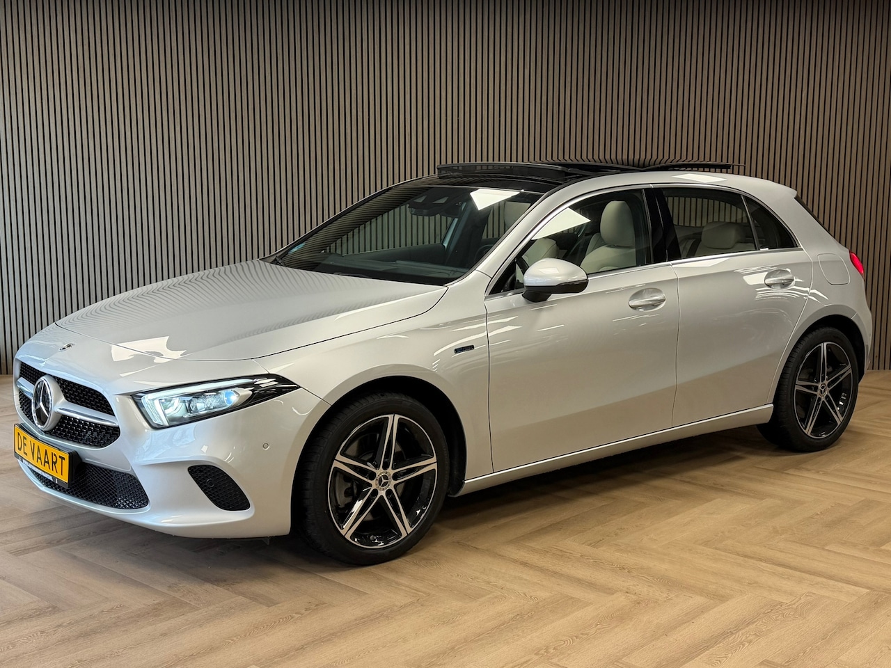 Mercedes-Benz A-klasse - 250e PLUG-IN Business Luxury AUT. PANORAMADAK CAMERA CRUISE SFEERVERLICHTING KEYLESS-GO ST - AutoWereld.nl