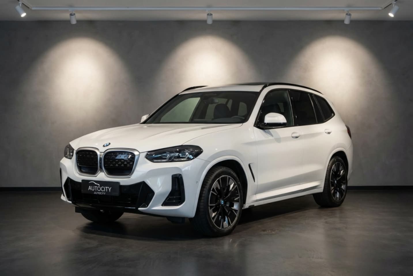 BMW iX3 - High Executive M Sport l Pano l Leder l HUD l Harman l Drive Ass - AutoWereld.nl