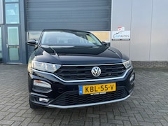 Volkswagen T-Roc - 1.5 TSI 150 PK! AUTOMAAT met o.a.  Airco / Stoelverwarming / Navigatie / Trekhaak Etc!