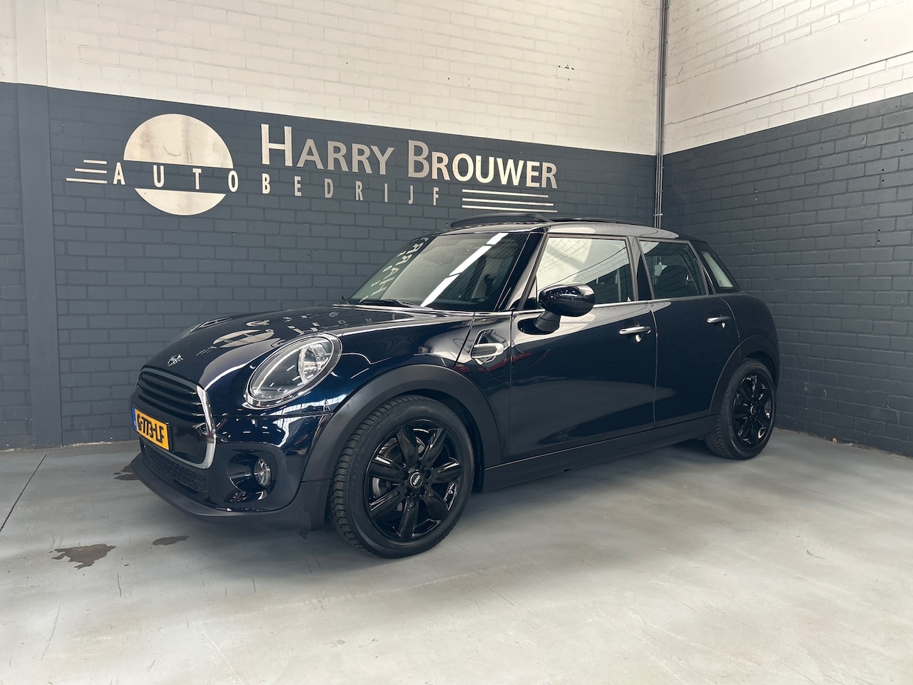 MINI Cooper - Mini 1.5 5 deurs. automaat. panoramadak. navigatie - AutoWereld.nl