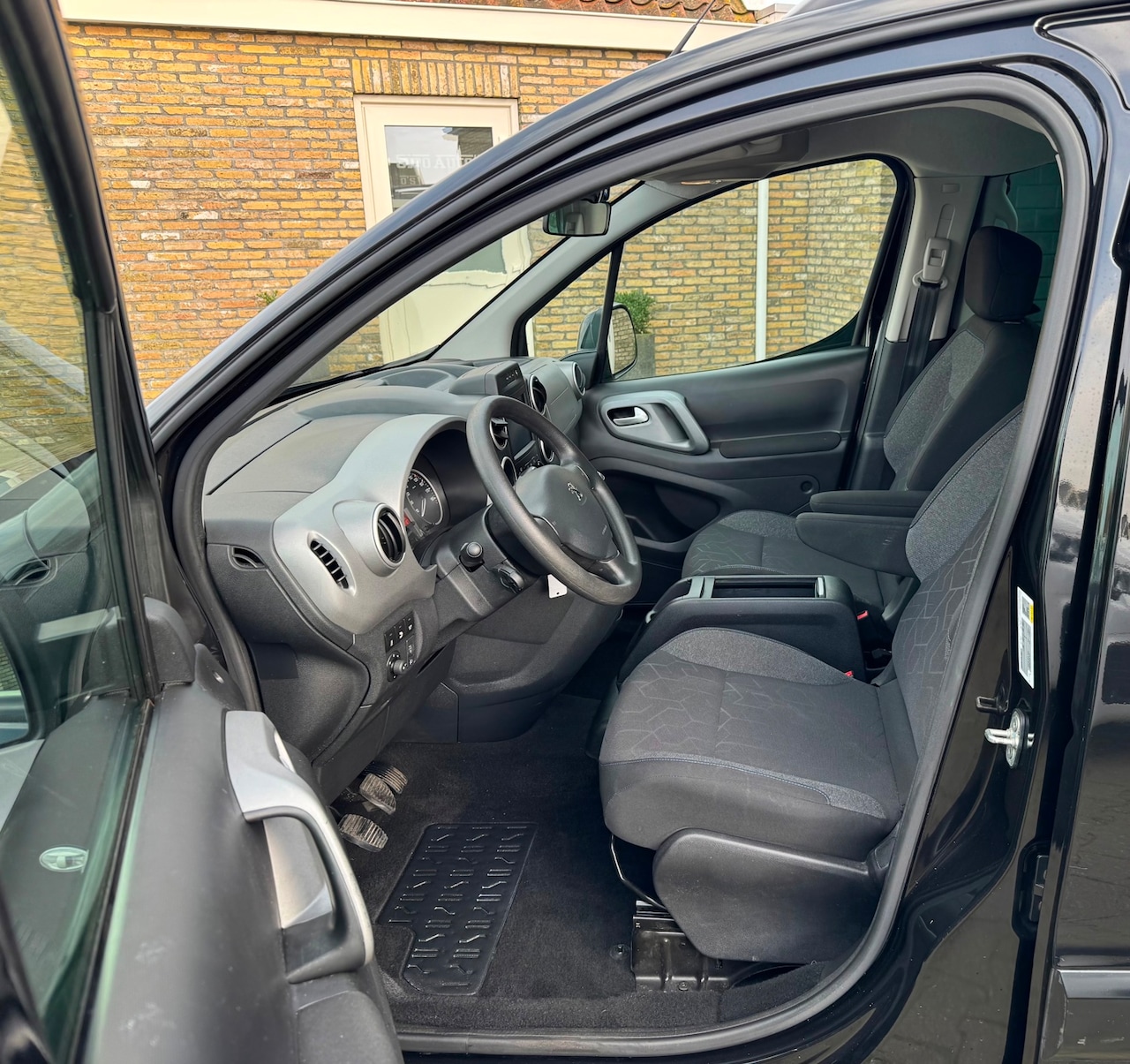 Peugeot Partner Tepee - 1.2 Bj 2018 Weinig kilometers - AutoWereld.nl