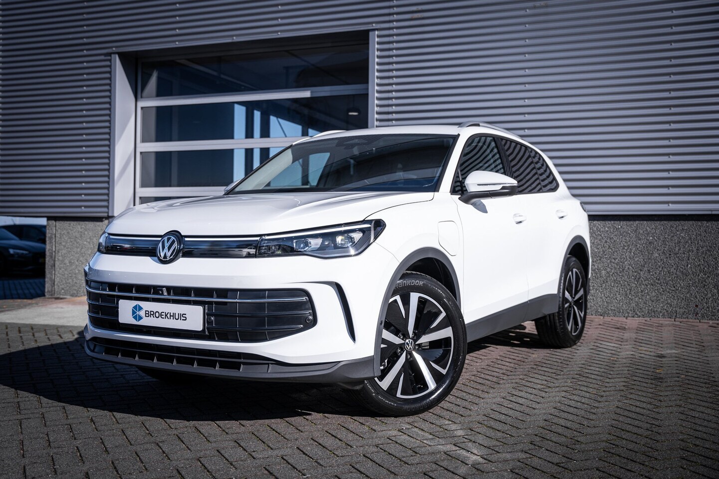 Volkswagen Tiguan - Life Edition - eHybrid | 'App-Connect' draadloze smartphone integratie | Automatische afst - AutoWereld.nl