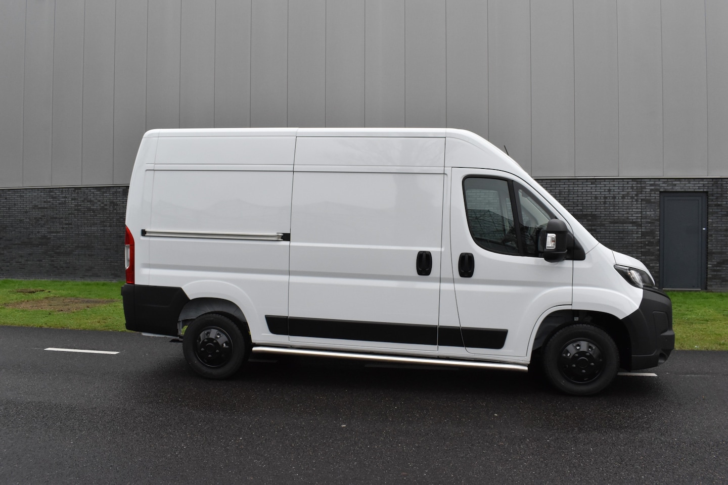 Peugeot Boxer - 2.2 BlueHDi 140 S&S L2H2 3.3t Euro 6 Nieuwe registratie 2024/ GEEN BPM/ L2H2/ achteruitrij - AutoWereld.nl