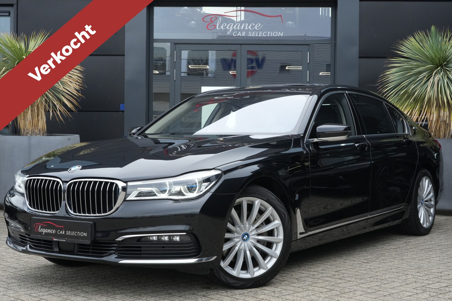BMW 7-serie - 740Le xDrive Luxury High Executive 327pk Panoramadak/Navigatie/Camera - AutoWereld.nl