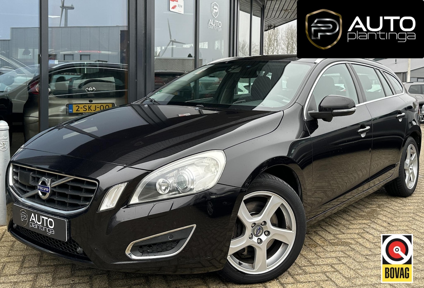 Volvo V60 - 2.4 D5 Summum 205PK | BOMVOL | Zeer Nette Staat | AUTOMAAT | BLIS | Achteruitrijcamera | N - AutoWereld.nl