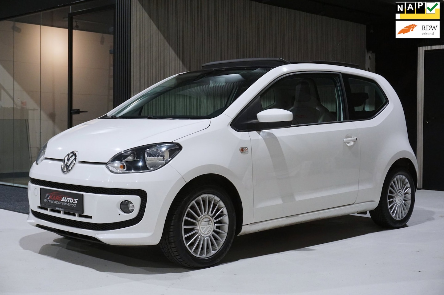 Volkswagen Up! - 1.0 high up! BlueMotion Pano Airco Elek R Lmv - AutoWereld.nl