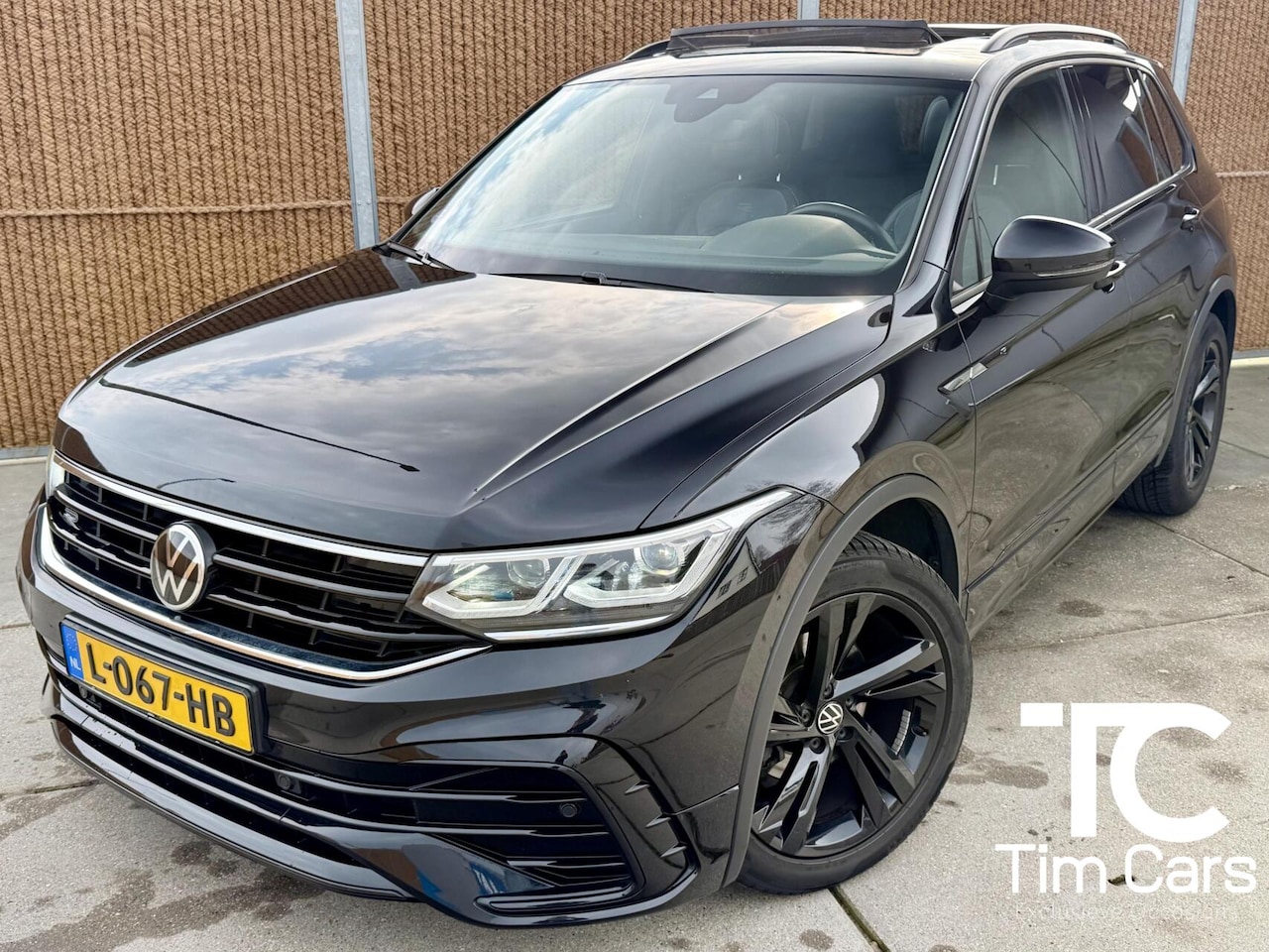 Volkswagen Tiguan - 1.5 TSI R-Line Automaat | Panoramadak | Black style | LED verlichting | Half leer | Cruise - AutoWereld.nl