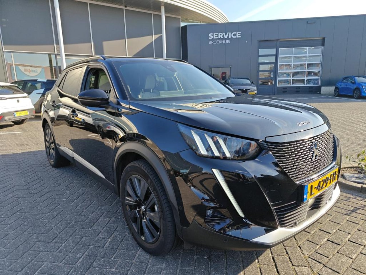 Peugeot e-2008 - EV GT Pack 50 kWh 3 Fase | Schuif-/Kanteldak | Adaptive Cruise | Leder | Alcantara | Dodeh - AutoWereld.nl