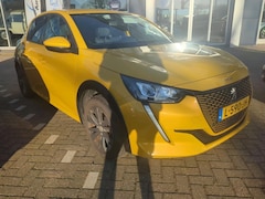 Peugeot e-208 - EV Allure Pack 50 kWh 3 Fase 11kW | Navigatie | Achteruitrijcamera | Keyless-Start | Full