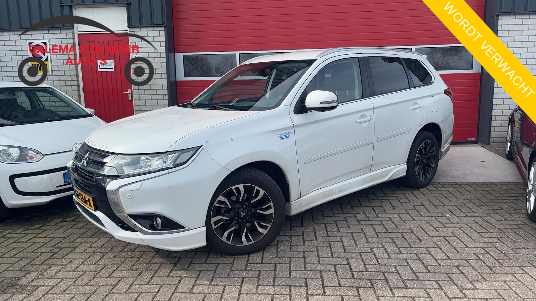 Mitsubishi Outlander - 2.0 PHEV Instyle AUTOMAAT / XENON / LEDER / STOELVERW / TREKHAAK / ROCKFORD FOSGATE / 360G - AutoWereld.nl