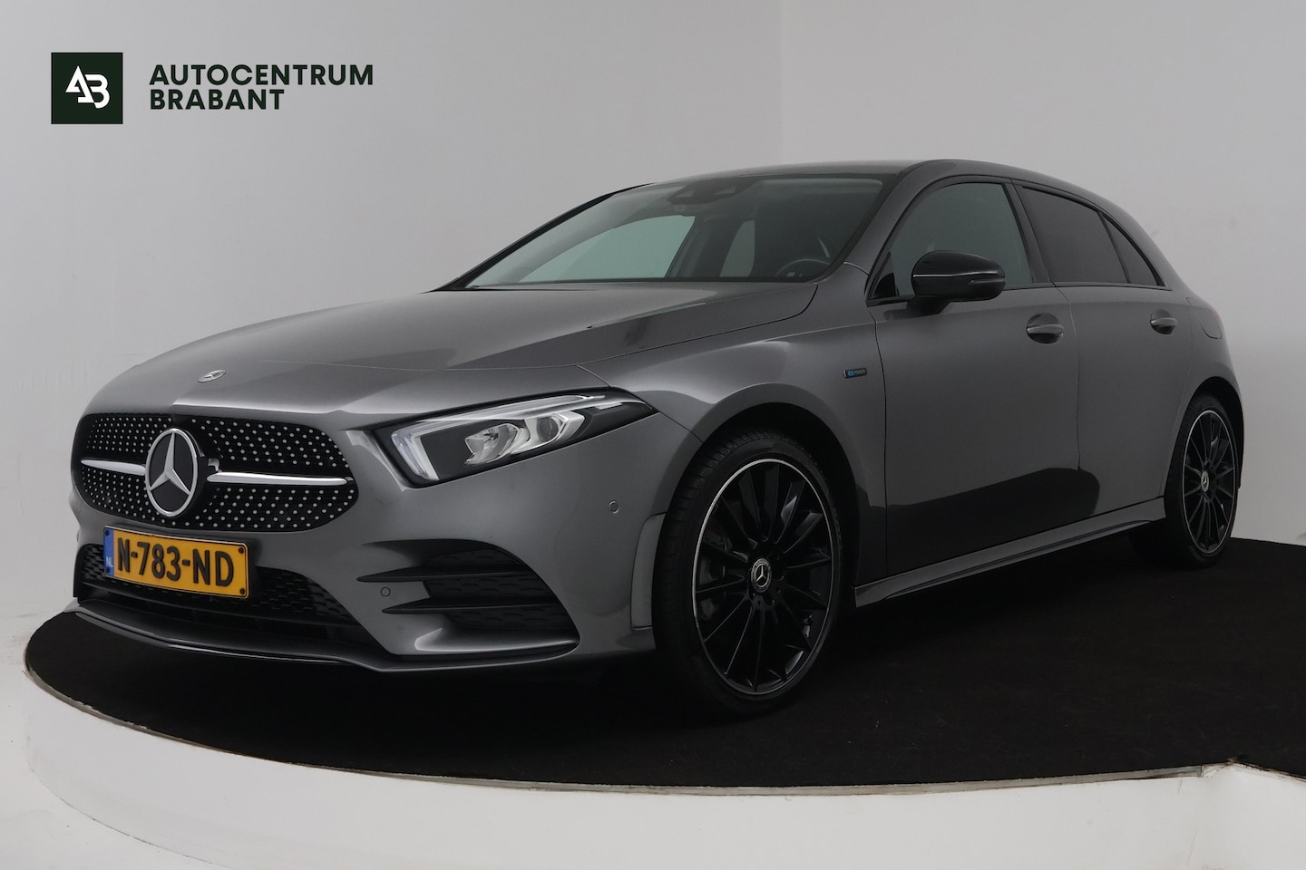 Mercedes-Benz A-klasse - 250 e Premium Plus (STOELVERWARMING, SFEERVERLICHTING, CAMERA, NAVIGATIE, CRUISE CONTROL) - AutoWereld.nl