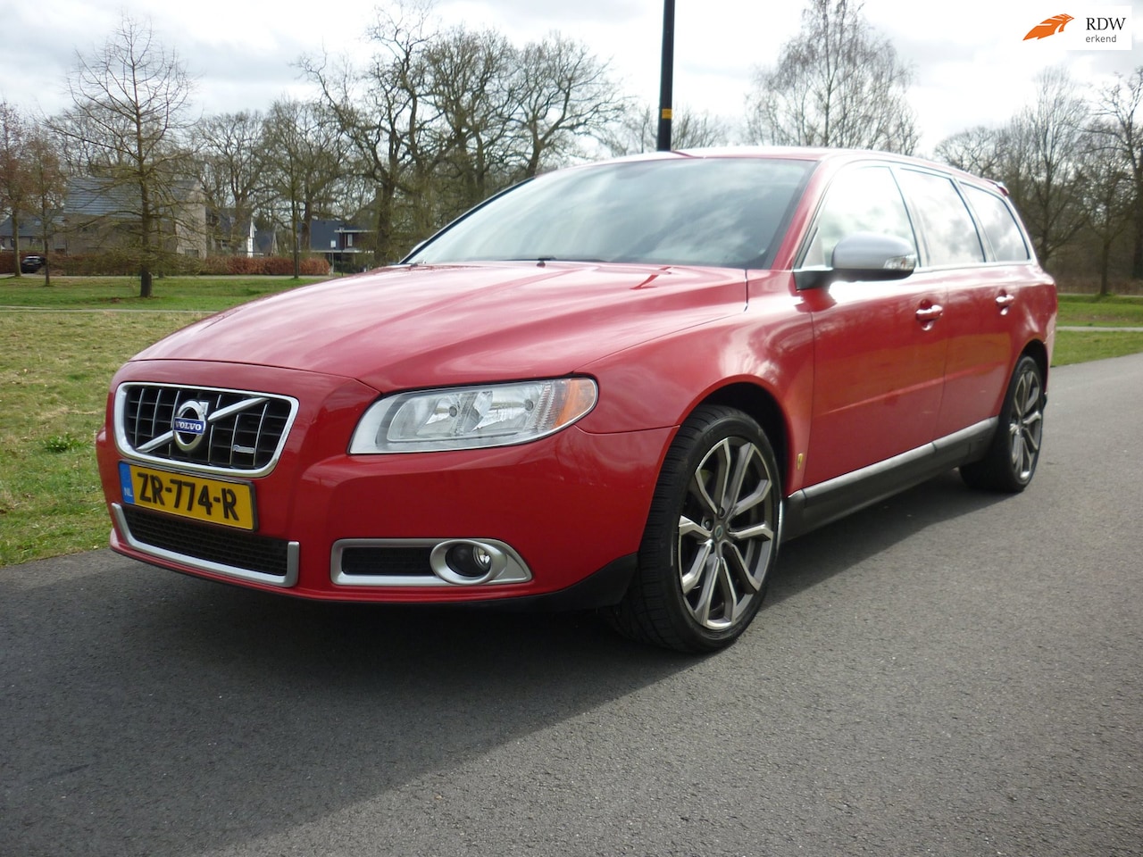 Volvo V70 - 2.5T R-Design 2.5T R-Design,automaat,leder,18inch. - AutoWereld.nl