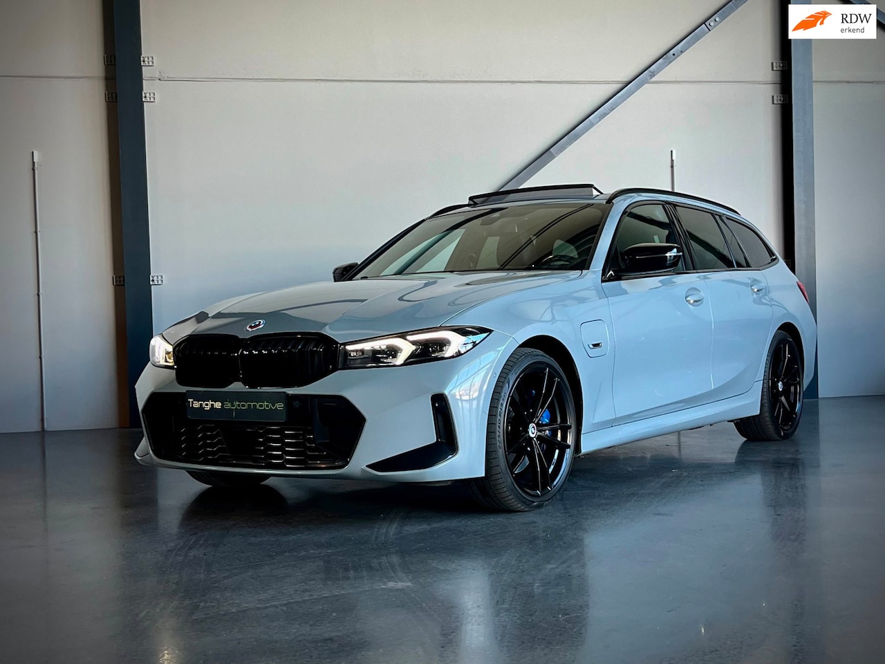 BMW 3-serie Touring - 330e M-Sport, Brooklyn, Carbon, Panodak, ACC, HUD, BTW - AutoWereld.nl