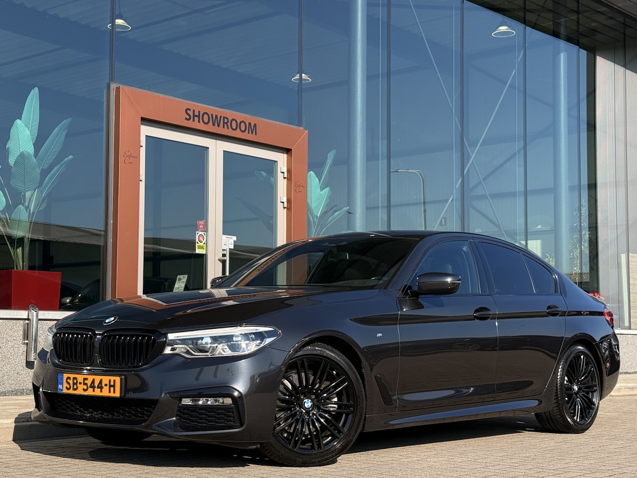 BMW 5-serie - 520i M-Sport High Executive | Led | Navi | Cruise | Achteruitrijcamera | Bluetooth | - AutoWereld.nl