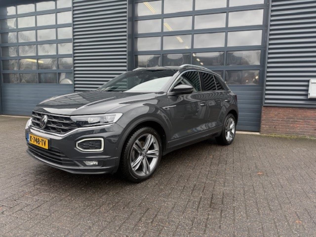 Volkswagen T-Roc - 1.5 TSI Sport Business R Automaat Carplay Camera Trekhaak - AutoWereld.nl
