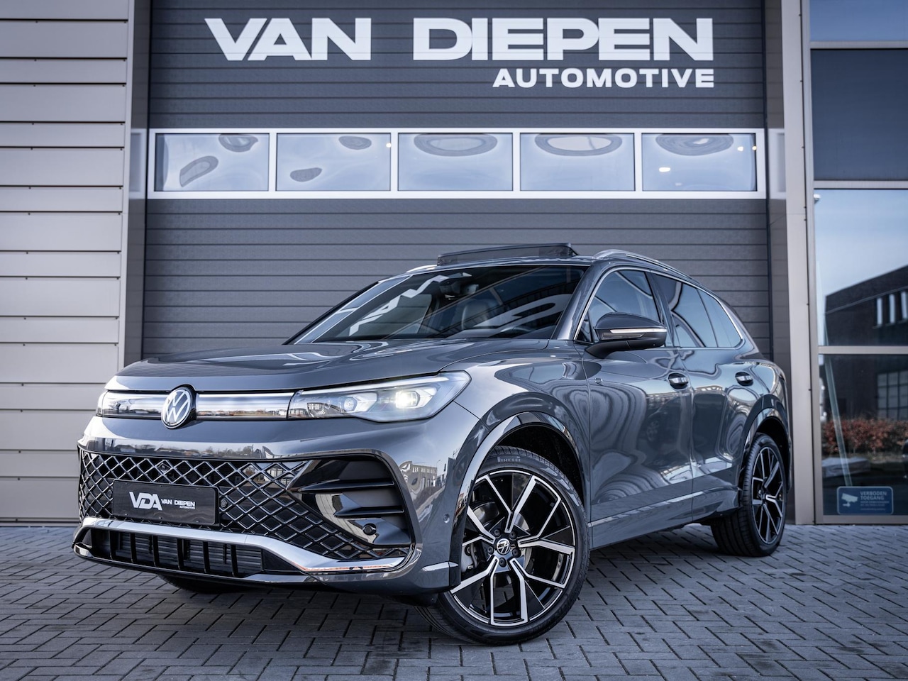 Volkswagen Tiguan - 1.5 eTSI R-Line Business l BTW l Pano l Memory l Massage l 360 camera - AutoWereld.nl