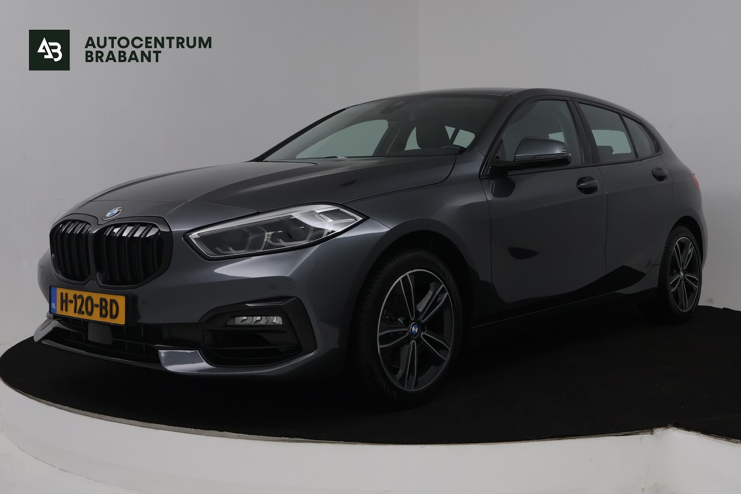 BMW 1-serie - 118i High Executive Edition (NAVIGATIE, PARKEERSENSOREN, STOELVERWARMING, LEDER, SPORTSTOE - AutoWereld.nl
