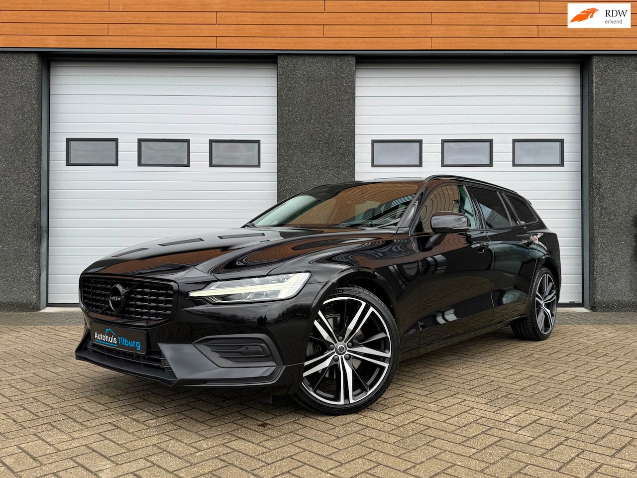 Volvo V60 - 2.0 B3 Momentum Leder Navi Camera Black - AutoWereld.nl