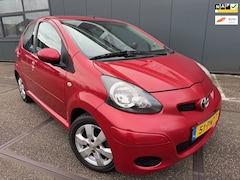 Toyota Aygo - 1.0-12V Aspiration Red Navigator |NAP|NAVI|TREKHAAK|AIRCO|