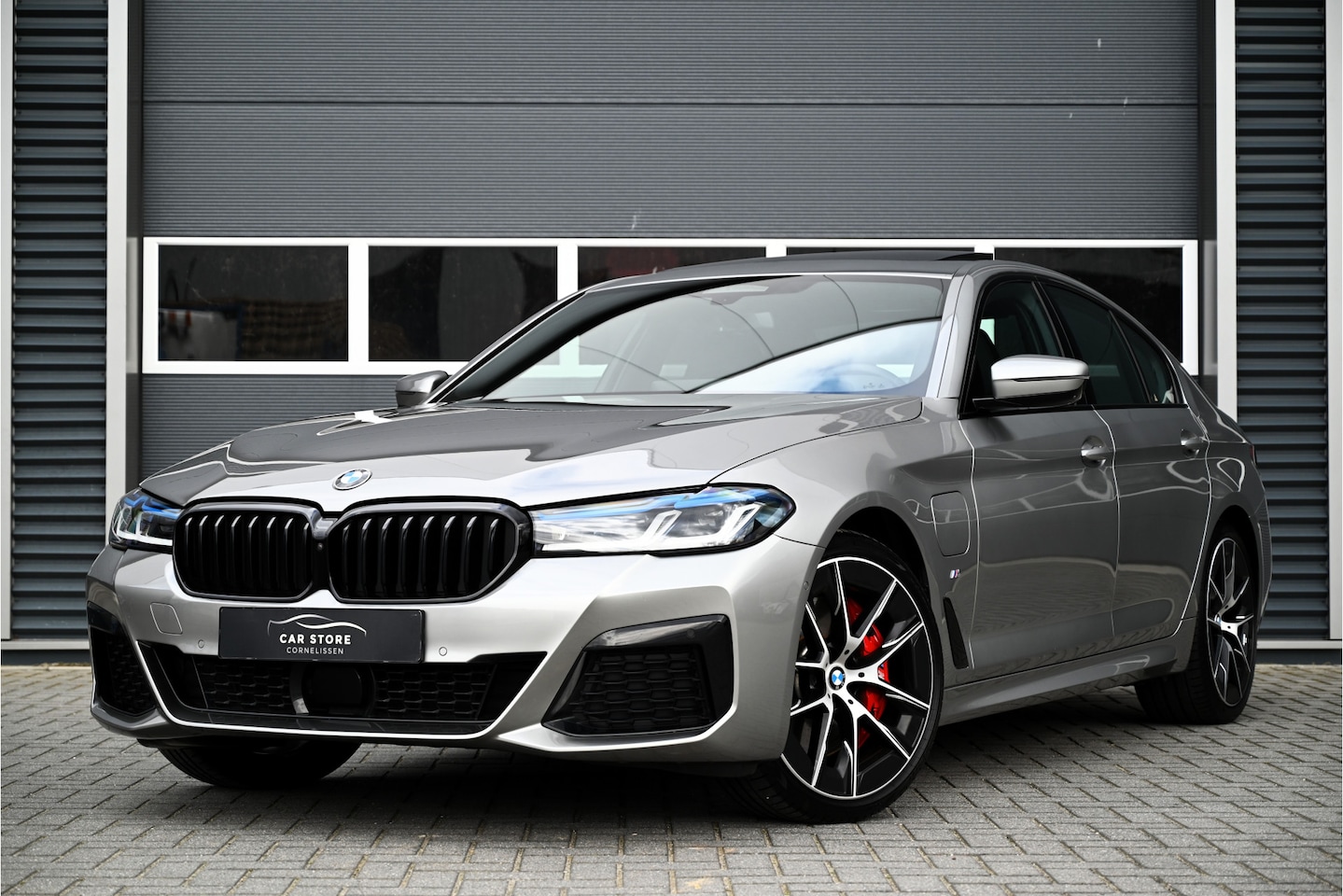 BMW 5-serie - 545e xDrive M-SPORT / SCHUIFDAK / M-PERF. SEATS / LASER / HARMAN KARDON / SOFTCLOSE / HUD - AutoWereld.nl