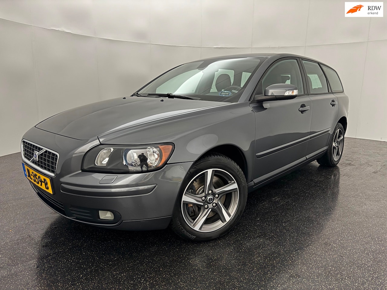 Volvo V50 - 2.5 T5 AWD Kinetic / YOUNGTIMER - AutoWereld.nl