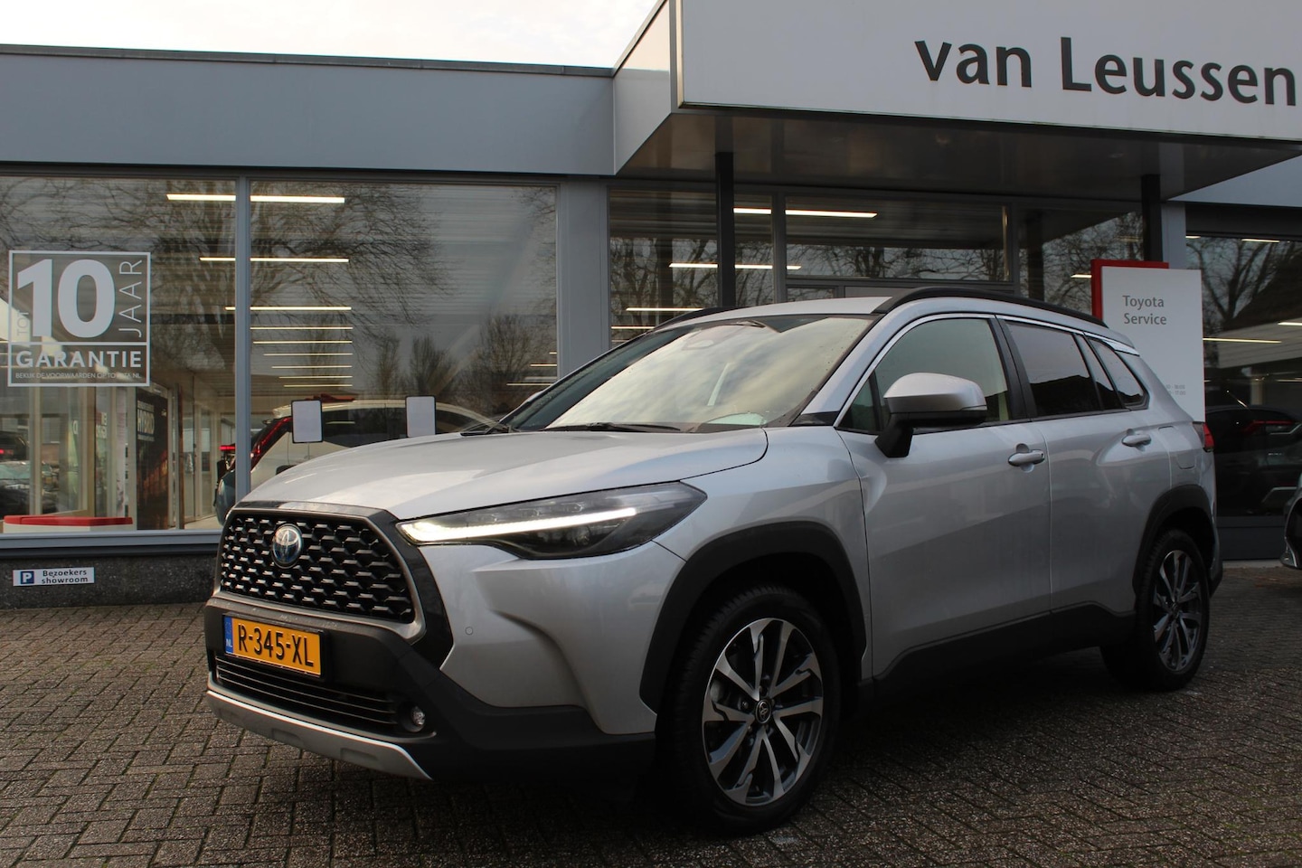 Toyota Corolla Cross - 2.0 HIGH POWER HYBRID FIRST EDITION DODEHOEK EL-ACHTERKLEP STOELVERW. LED VERLICHTING PARK - AutoWereld.nl