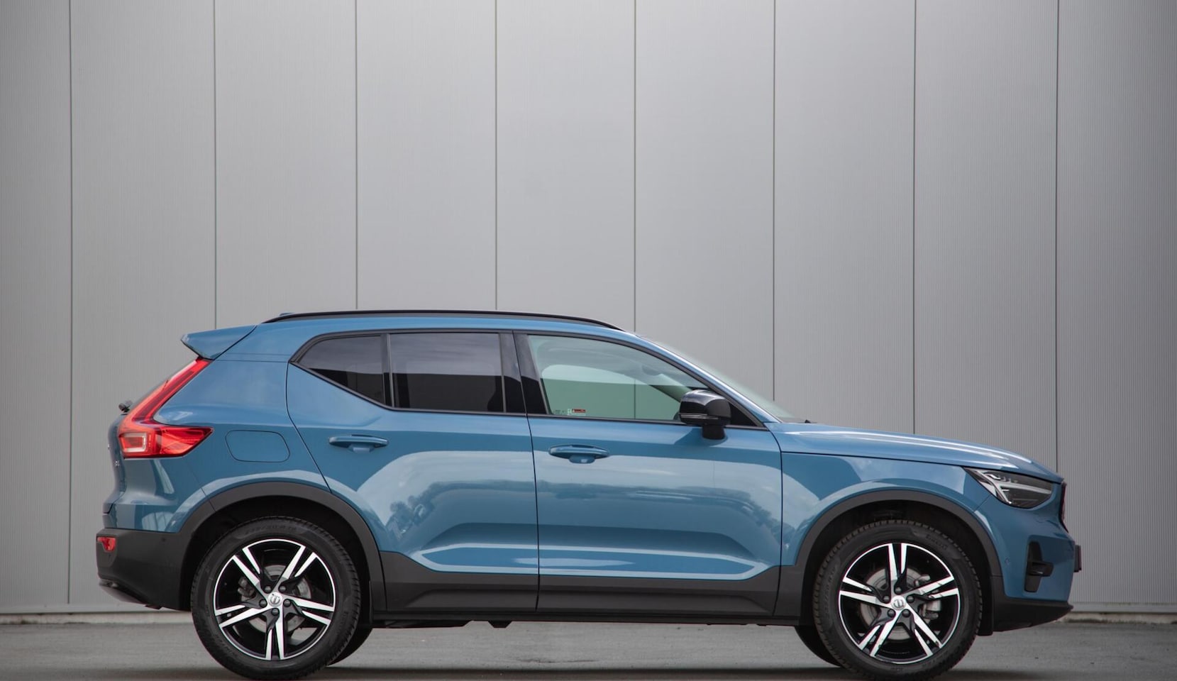 Volvo XC40 - 2.0 B4 Plus Dark Full option|Panorama|Leer|360| - AutoWereld.nl