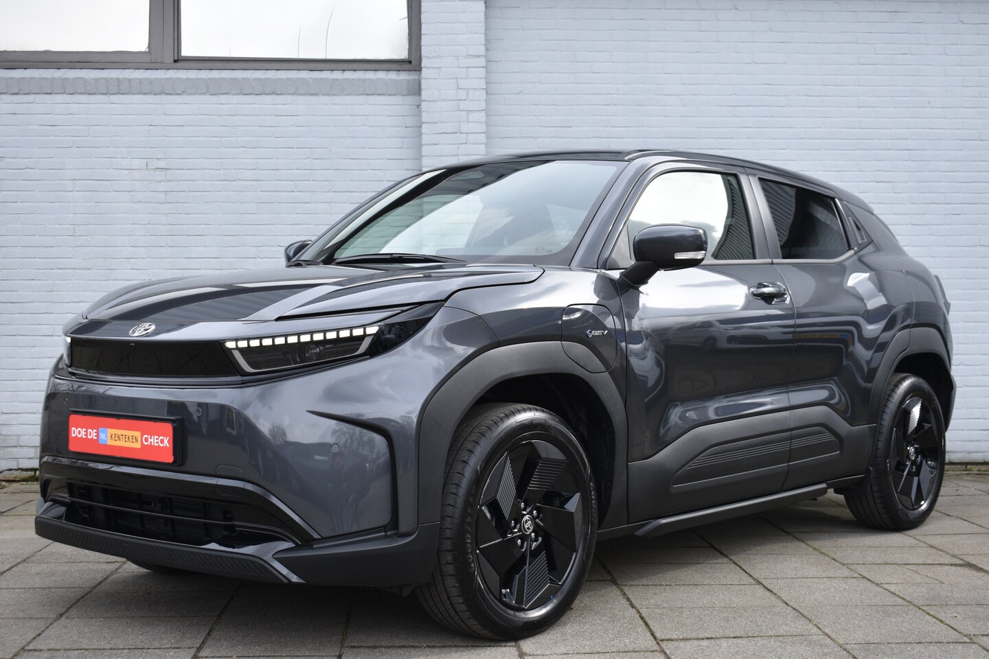 Toyota Urban Cruiser - Dynamic 61 kWh Automaat 174pk | Stoel & Stuur verwarming | Buitenspiegels verwarm baar | P - AutoWereld.nl