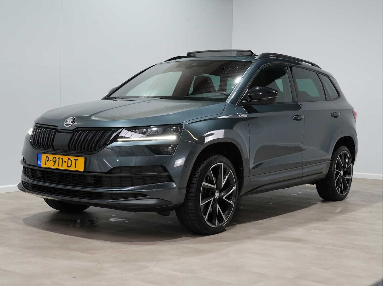 Skoda Karoq - 1.5 TSI DSG ACT Sportline Business Panorama Trekhaak Navi. Camera Stoel/Stuurverw LED 31 - AutoWereld.nl