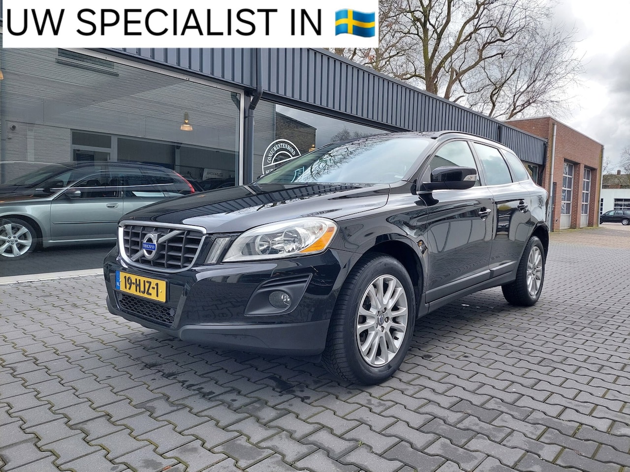 Volvo XC60 - 2.4 D5 AWD Momentum Dealer onderhouden Origineel NL Trekhaak Clima PDC 18 inch Stoelverwar - AutoWereld.nl