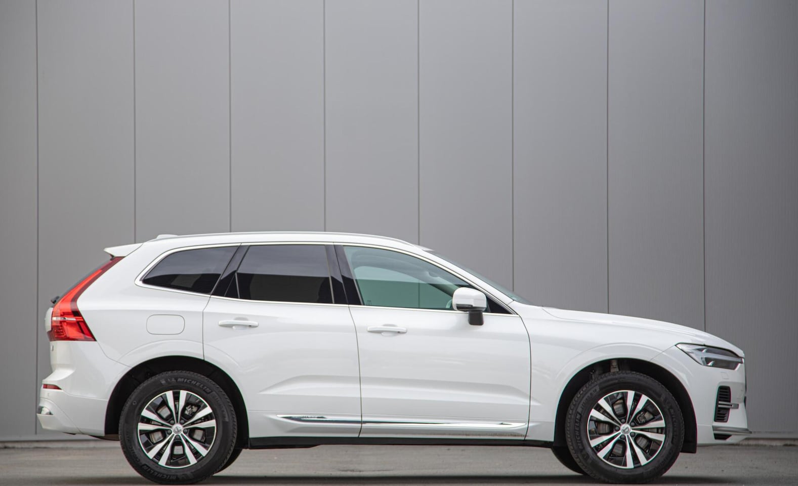 Volvo XC60 - 2.0 T6 Plug-in hybrid AWD Core Bright Panorama|Leer| - AutoWereld.nl