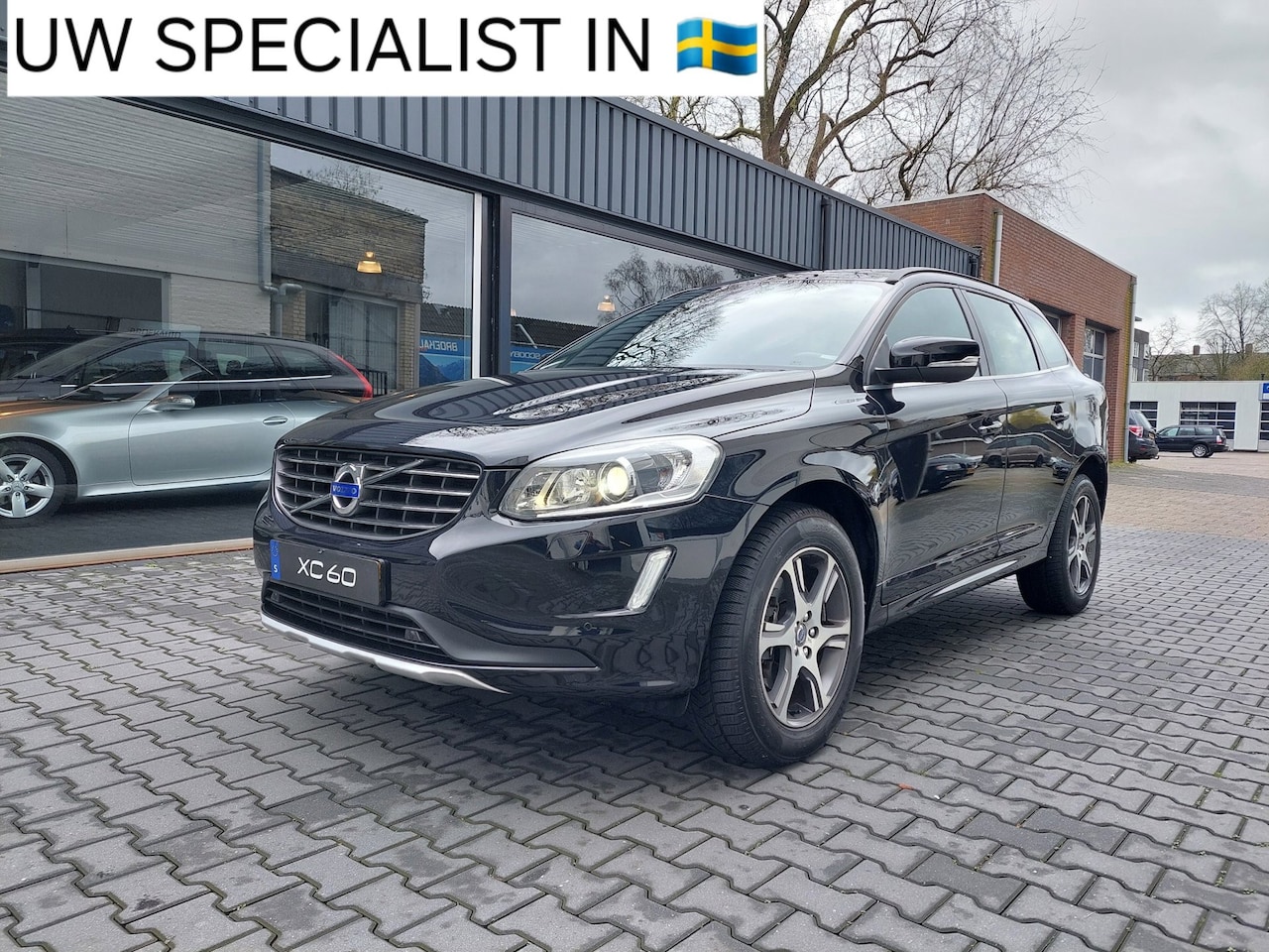 Volvo XC60 - 2.0T5 FWD Momentum Dealer onderhouden Telefoon Origineel NL Navi PDC Regensensor Trekhaak - AutoWereld.nl