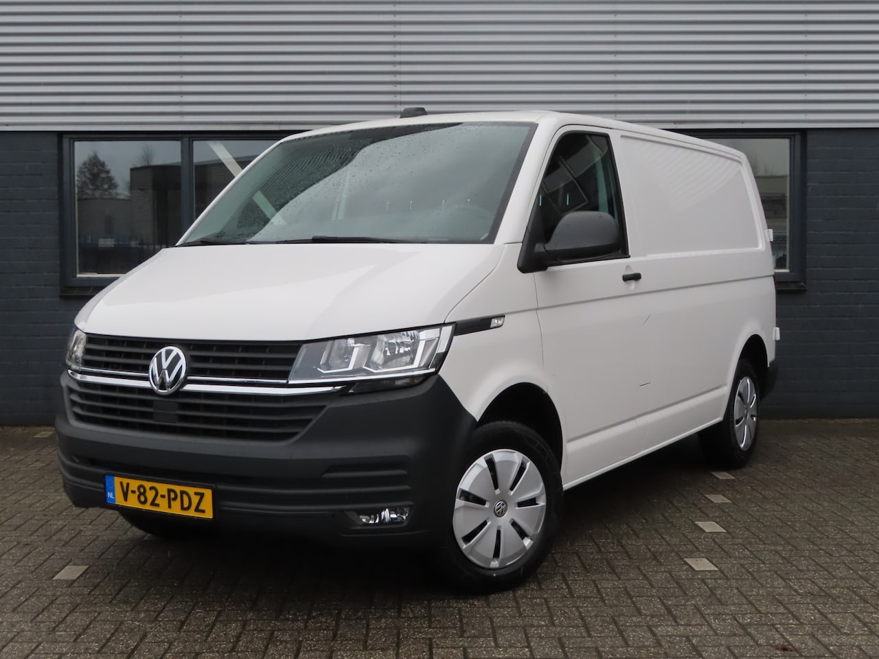 Volkswagen Transporter - 2.0 TDI L1H1 30 | carplay | parkeersensoren | cruise control | DAB - AutoWereld.nl