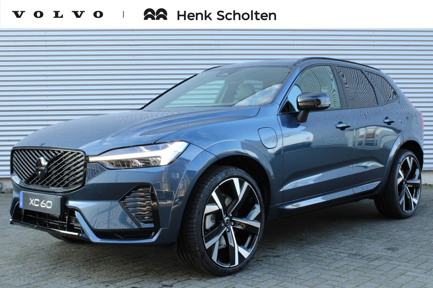 Volvo XC60 - 2.0 T6 Plug-in hybrid AWD Plus Black Edition | 22" 5-Dubbel Spaaks Glossy Black / Diamond - AutoWereld.nl