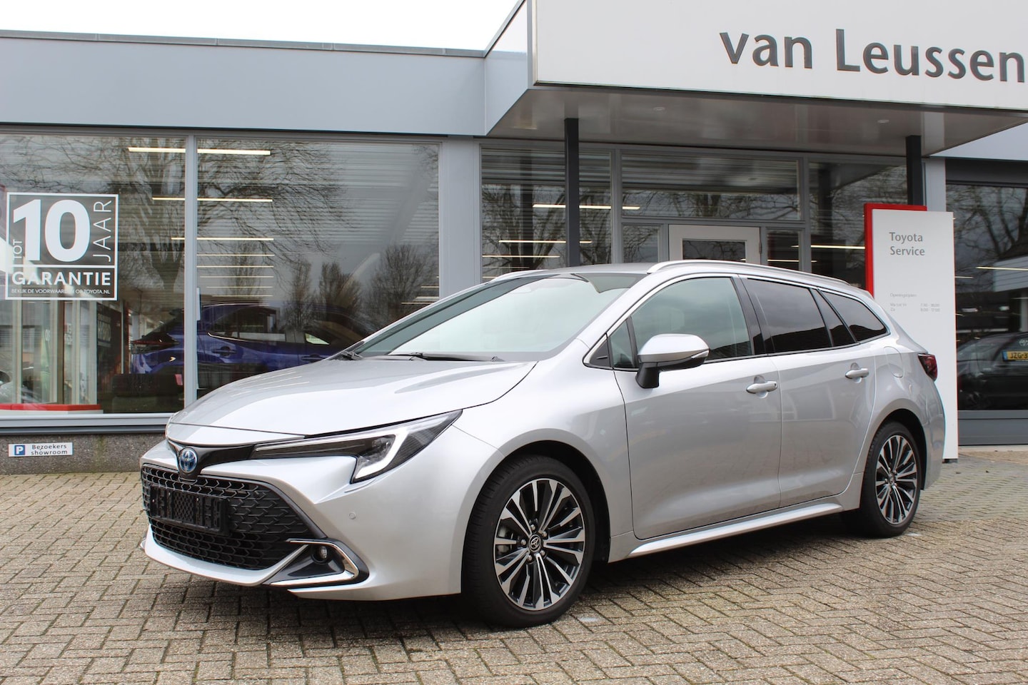 Toyota Corolla - HYBRID 140 EL-ACHTERKLEP STOEL-STUUR & RUITENWISSERS VERW. PARK.SENSOREN V+A KEYLESS HALF- - AutoWereld.nl