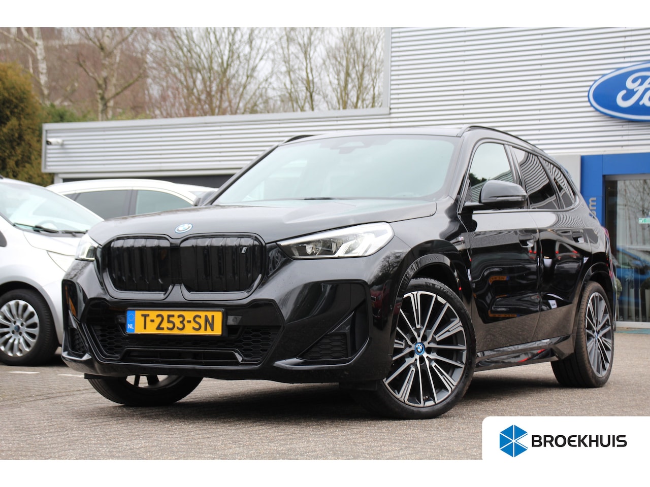 BMW iX1 - xDrive30 Launch Edition 67 kWh | NL-AUTO! | 1E EIGENAAR! | M-SPORT | HALF LEDER | CAMERA | - AutoWereld.nl