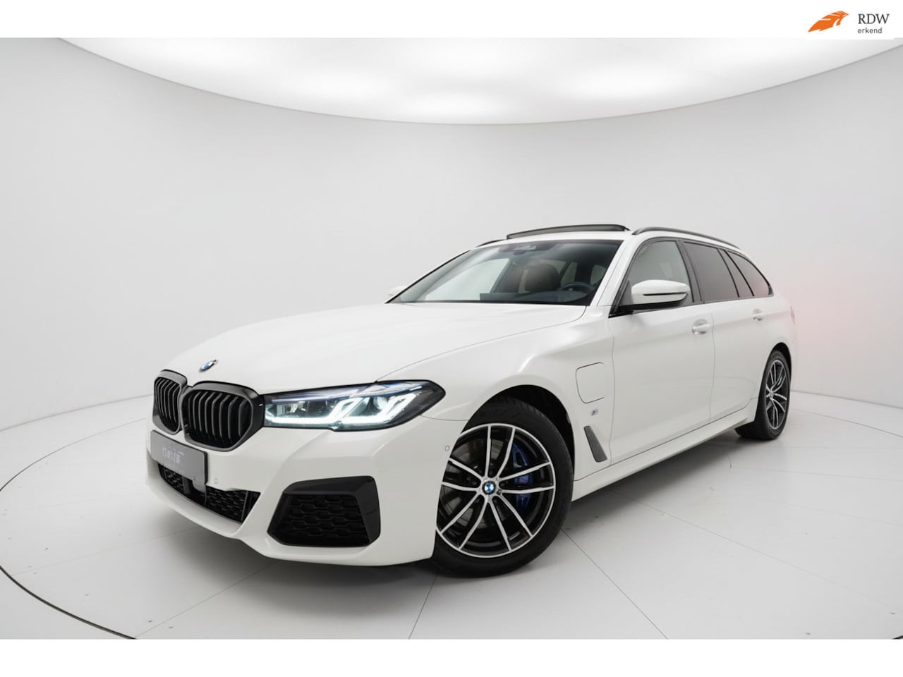 BMW 5-serie - 530e M SPORT PANO LASER HUD H&K SFEERVERL - AutoWereld.nl