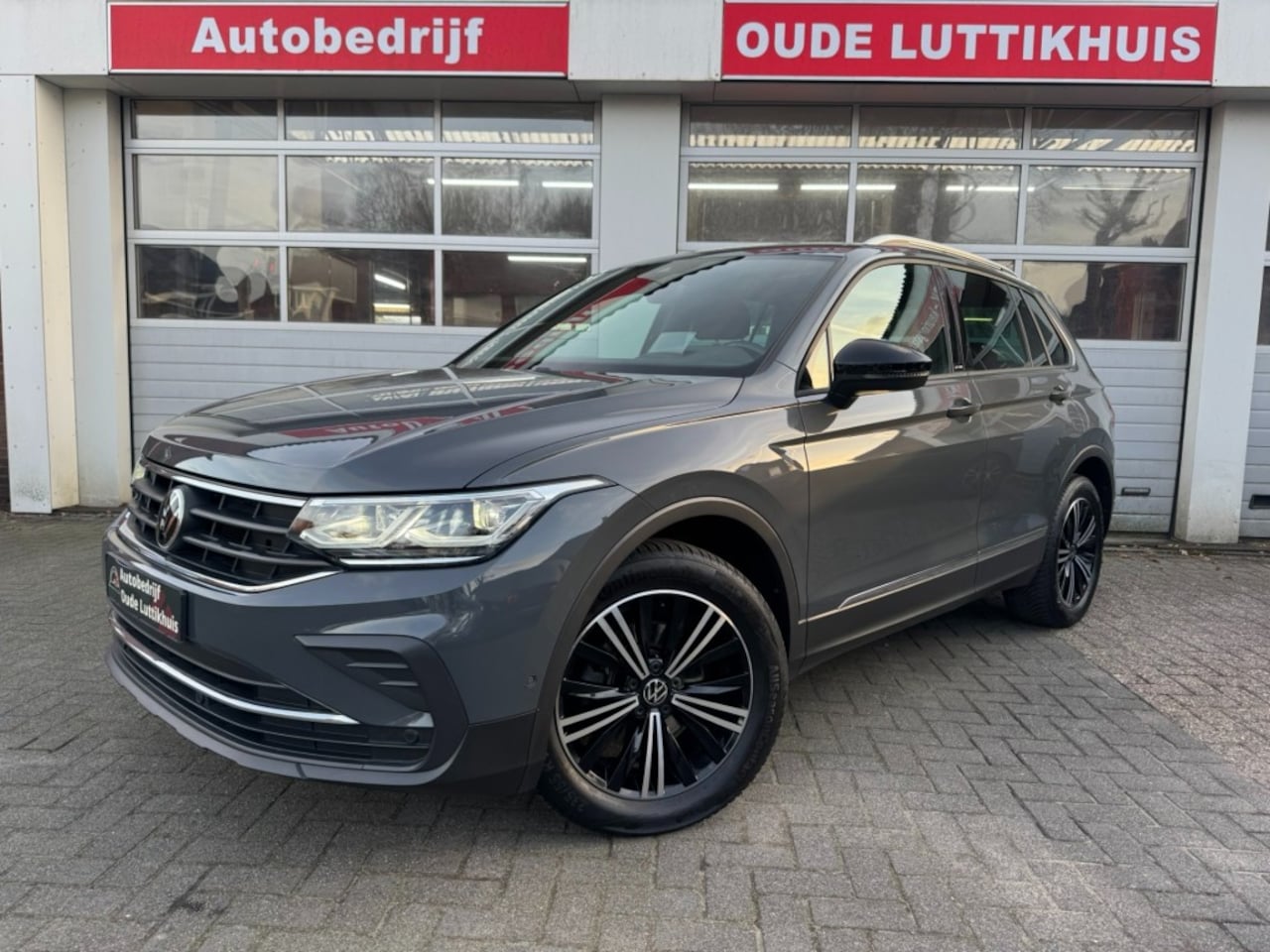 Volkswagen Tiguan - 1.5TSI 150PK DSG Active IQ-Light Virtual Camera ACC Trekhaak Navi - AutoWereld.nl