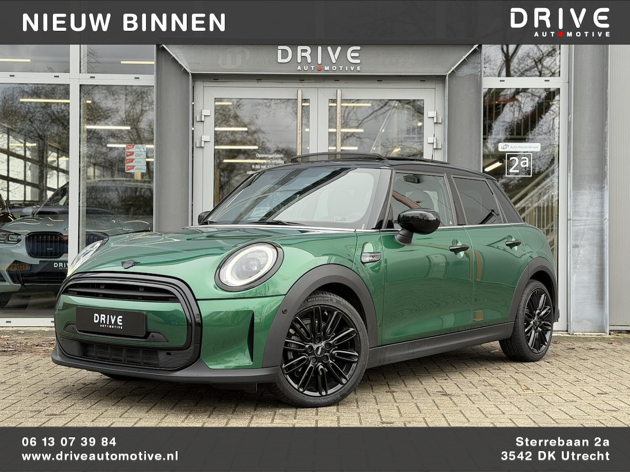 MINI Cooper - Mini 1.5 Camden Edition |Pano|Leer|British racing green - Black exterior - AutoWereld.nl