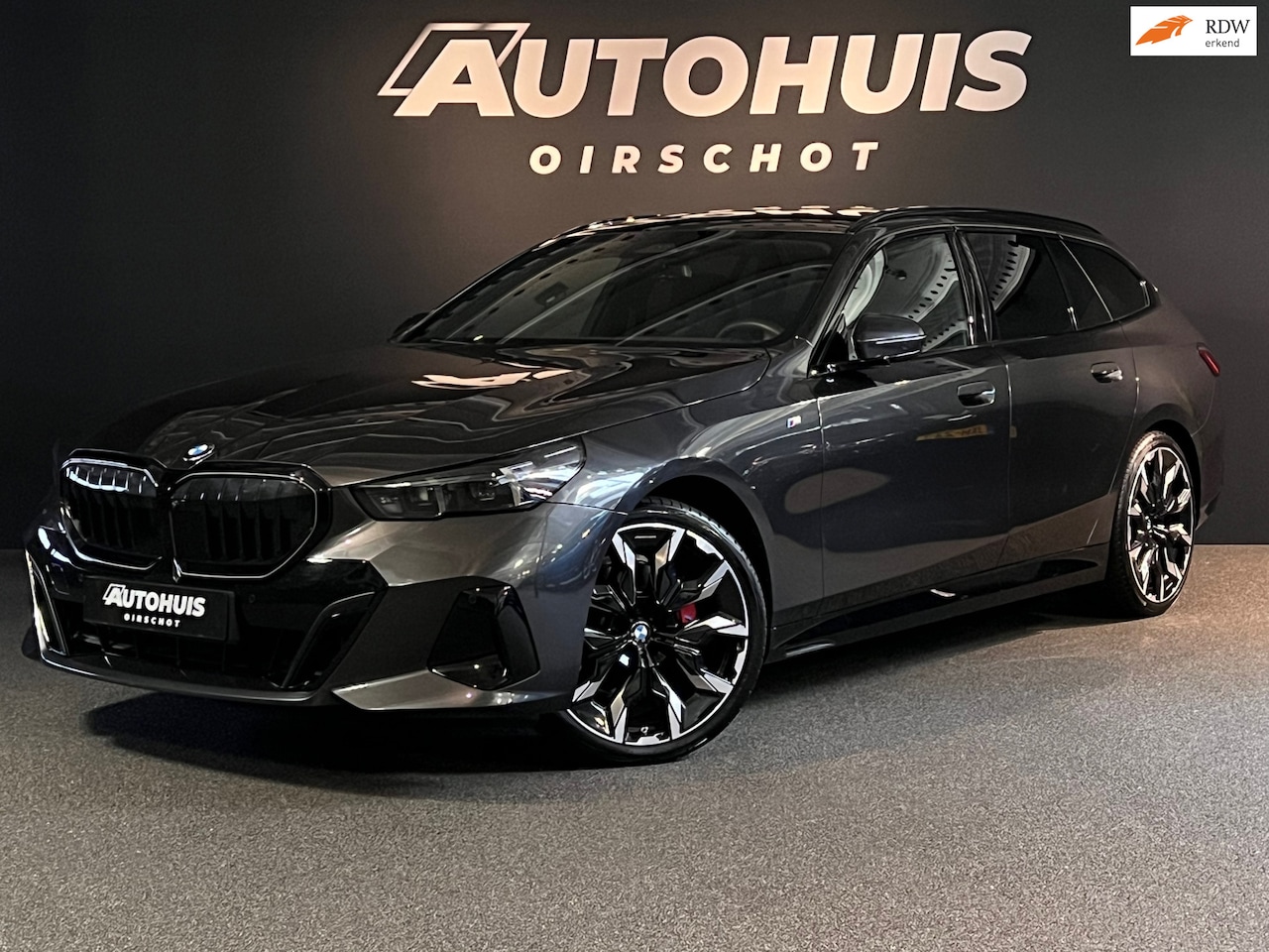 BMW 5-serie Touring - 520i High Executive Edition M Stuurverwarming/Bower&Wilkins/21"/Glazendak/Trekhaak/ 360Cam - AutoWereld.nl
