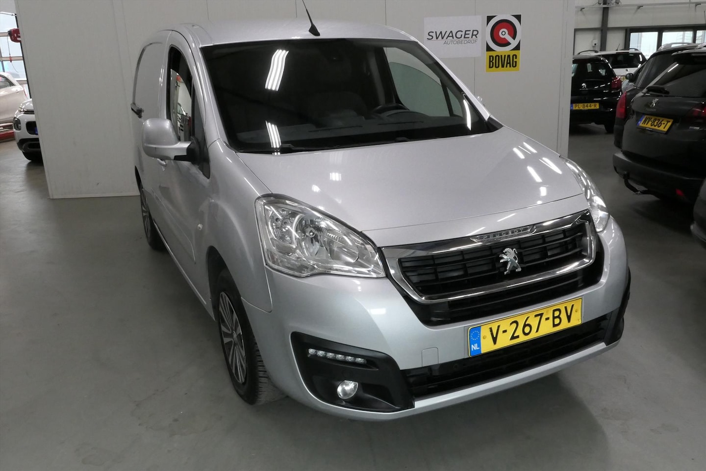 Peugeot Partner - New GB 122 1.6 BlueHDi 100pk 3-zits Premium Pack Automaat - AutoWereld.nl
