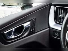 Volvo XC60 - 2.0 T5 Momentum | Trekhaak | Elektrisch bedienbare bestuurdersstoel | Stoelverwarming | Pa