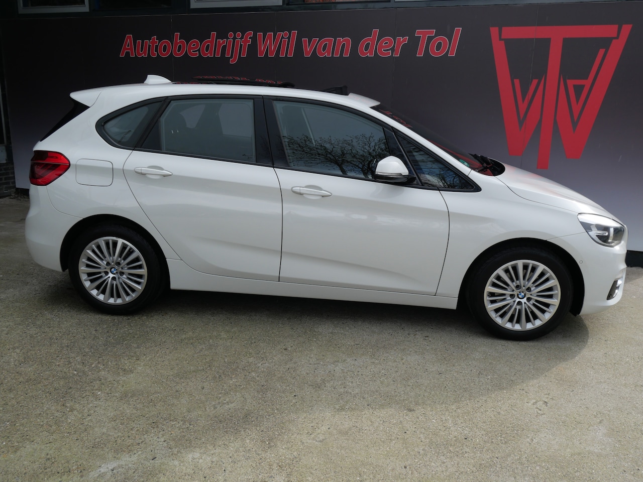 BMW 2-serie Active Tourer - 220i LUXURY | AUTOMAAT | PANORAMA | LEER | CAMERA | NAVIGATIE | 192 PK!! - AutoWereld.nl