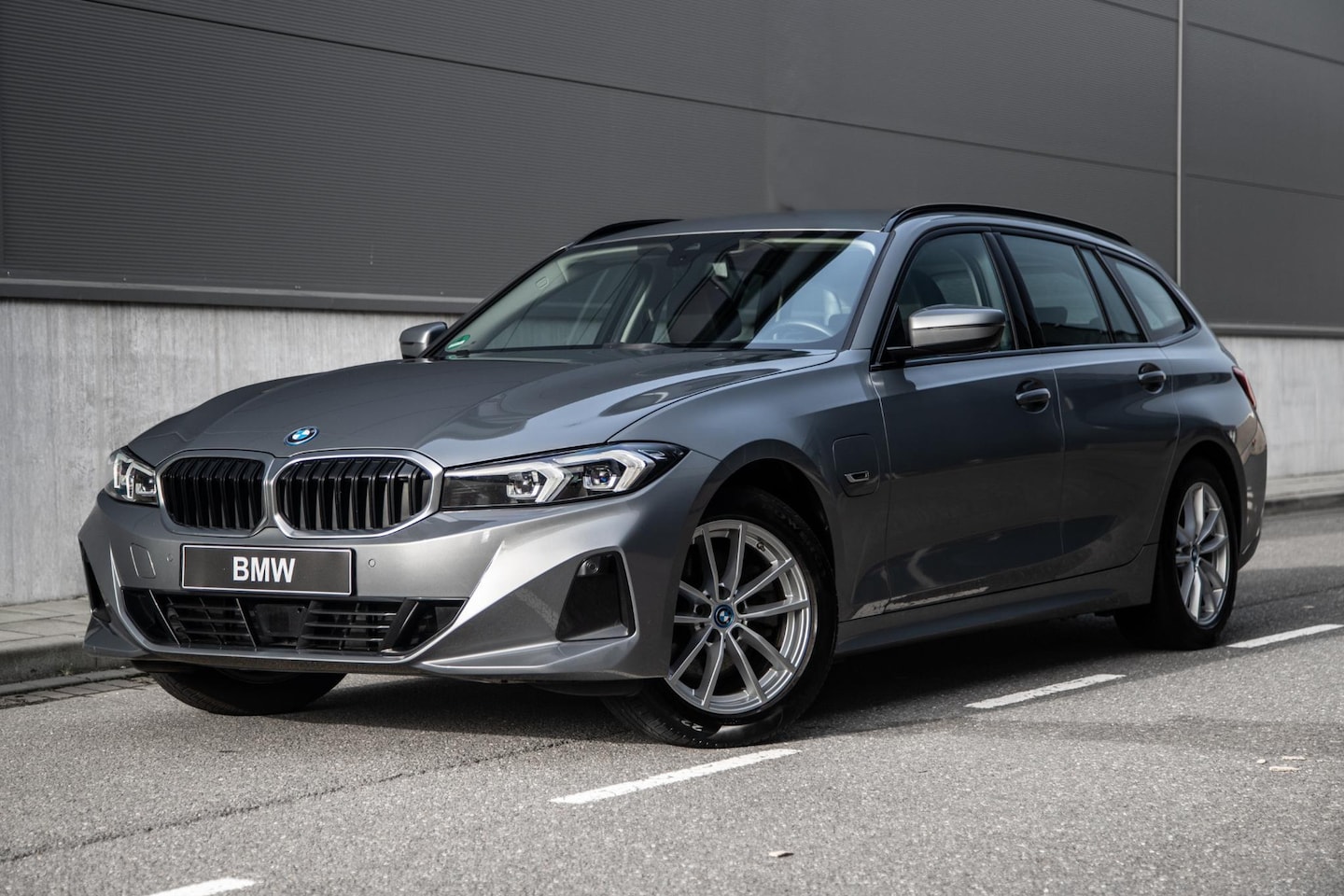 BMW 3-serie Touring - 330e xDrive | Facelift | Driving Assistant | ACC | Elek. Trekhaak | Sportstoelen - AutoWereld.nl
