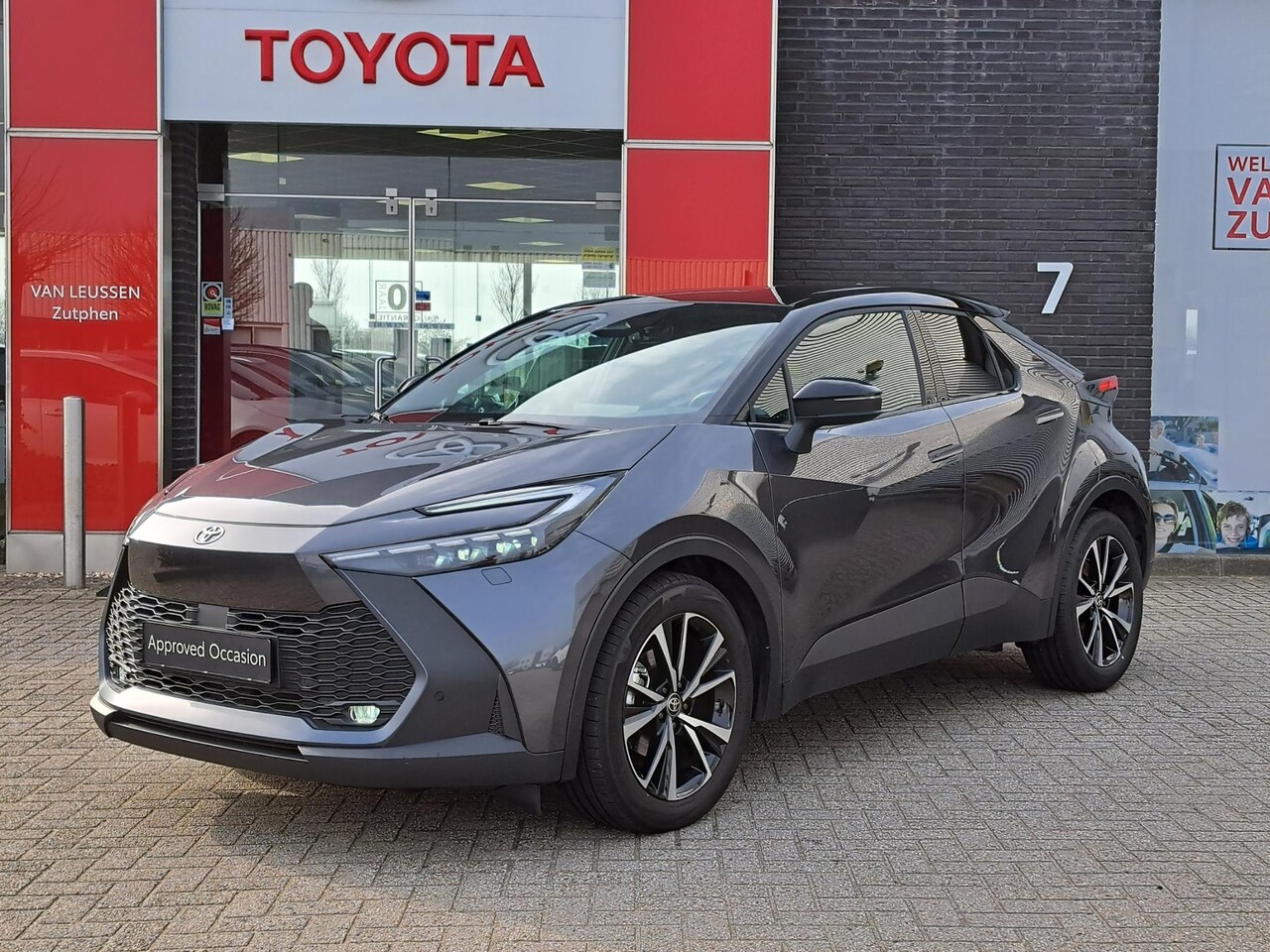 Toyota C-HR - 1.8 HYBRID 140 FIRST-EDITION STOEL/STUURVERW BLIND-SPOT PARK-SENSOREN NAVI APPLE/ANDROID E - AutoWereld.nl