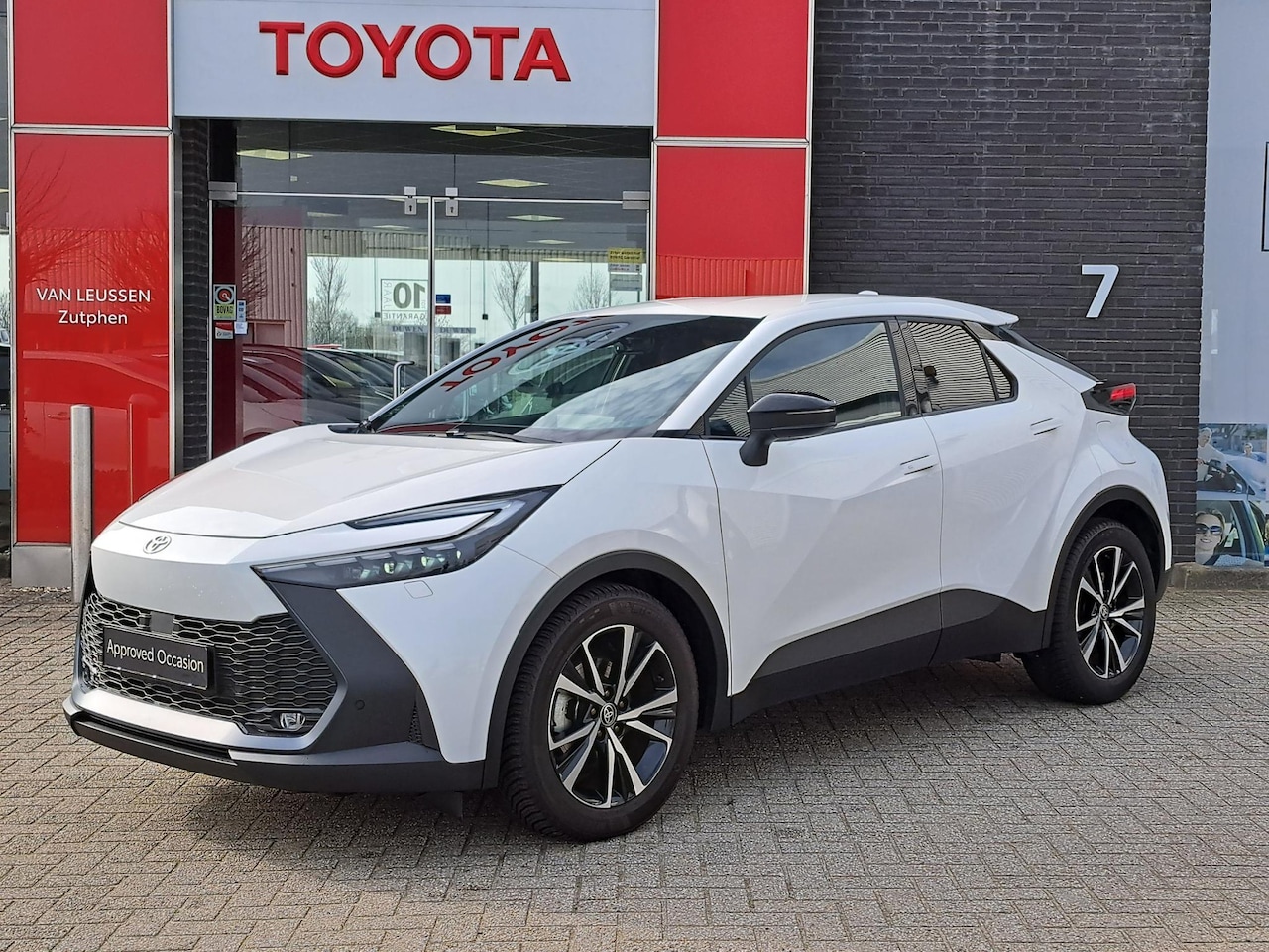 Toyota C-HR - 1.8 HYBRID 140 FIRST-EDITION STOEL/STUURVERW BLIND-SPOT PARK-SENSOREN NAVI APPLE/ANDROID E - AutoWereld.nl