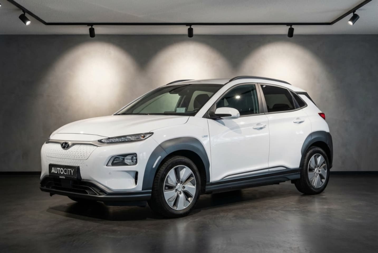 Hyundai Kona Electric - EV Limited 64 kWh 100% SOH l HUD l Leder l Elektrische Stoelen - AutoWereld.nl