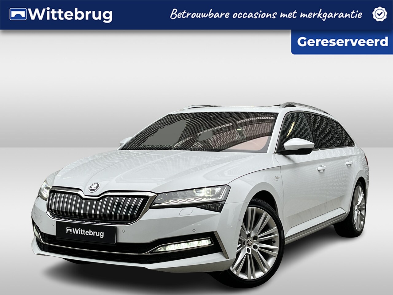 Skoda Superb Combi - 1.4 TSI iV 218PK DSG Laurin & Klement / Panorama dak / Leer / Elec. Trekhaak /  App-connec - AutoWereld.nl