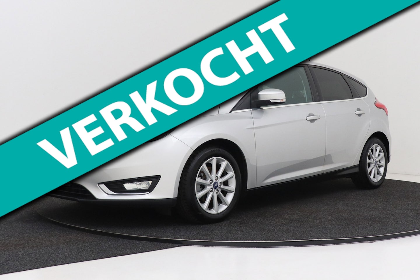 Ford Focus - 1.0 Titanium | Trekhaak | 125 PK | CarPlay | Navigatie | 106.000 KM! | - AutoWereld.nl