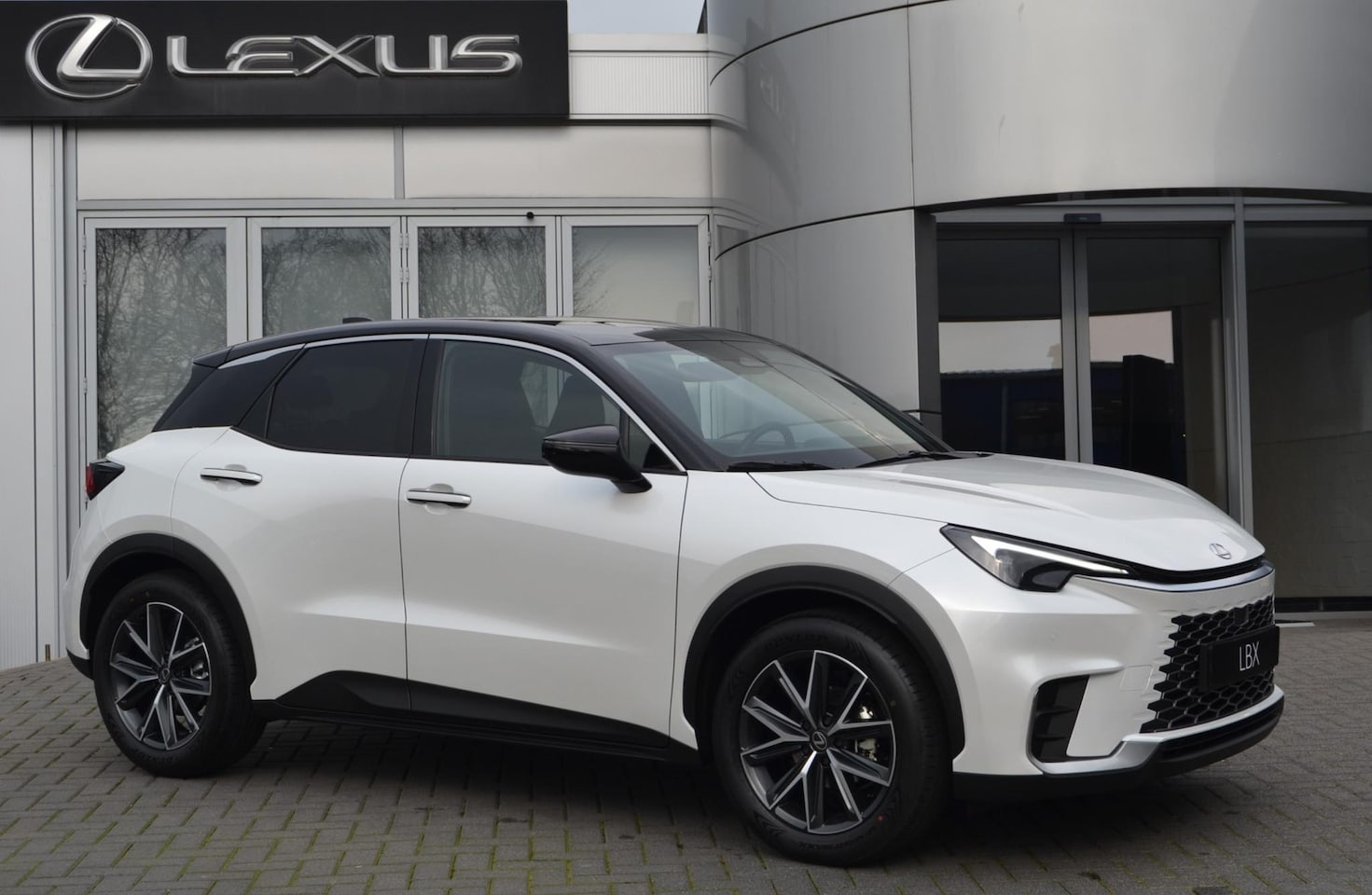 Lexus LBX - Cool 2WD DIRECT LEVERBAAR ELEK-STOEL STOELVERWARMING KEYLESS ELEK-KOFFERKLEP BLIND-SPOT - AutoWereld.nl